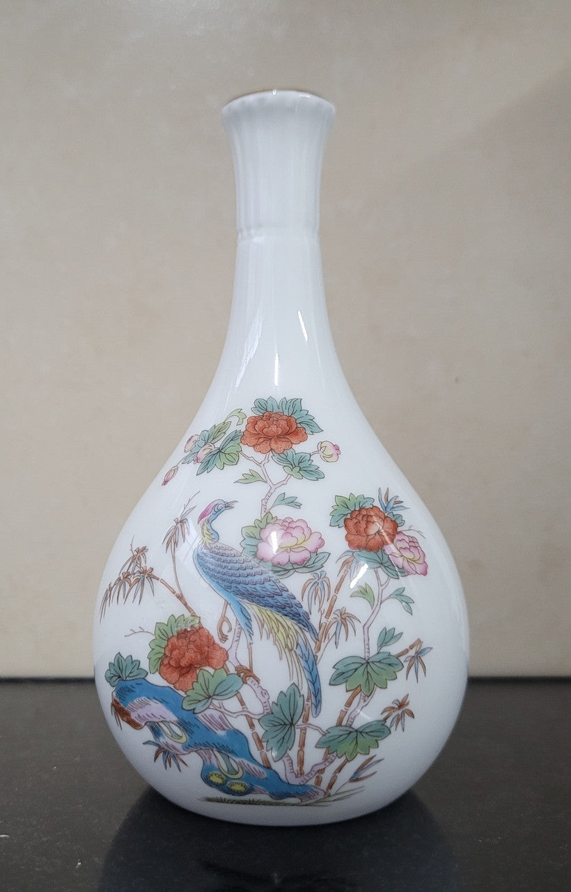 Wedgwood “Kutani Crane” gold trimmed bud vase. It is in good original condition with no chips or cracks, please view photos as they help form part of the description.