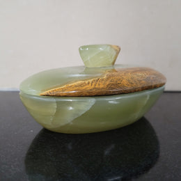 Stunning Vintage onyx marble trinket box and lid. It is in good original condition, please view photos as they help form part of the description.