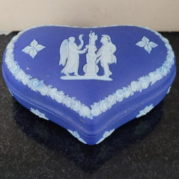 Antique Wedgwood heart shaped covered trinket box. In good original condition, please view photos as they help form part of the description.