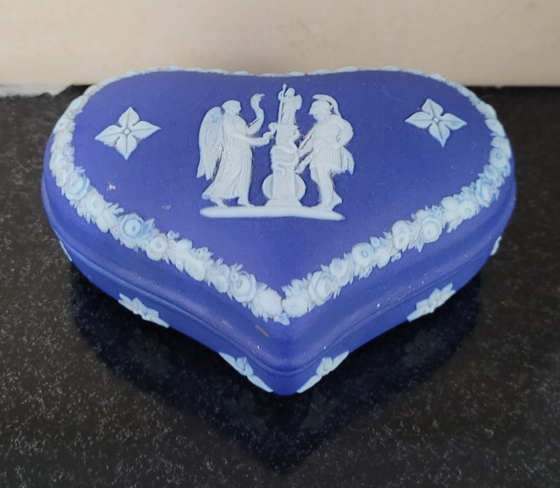 Antique Wedgwood heart shaped covered trinket box. In good original condition, please view photos as they help form part of the description.