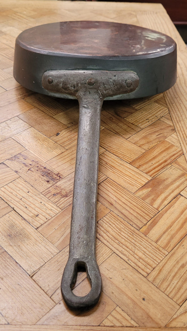 Heavy French 19th century frying pan skillet with lid. It has been sourced from France and is in good original detailed condition.
