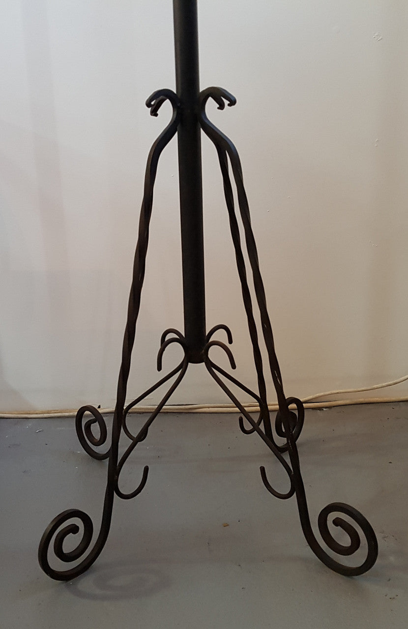 A beautiful French retro cast iron coat rack and in good original condition.