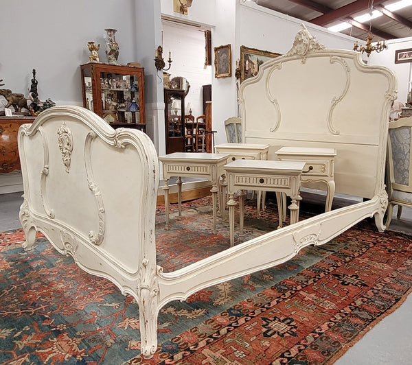 French Louis 15th Style French queen size bed and rails with custom made slats in distressed chalk painted finish. It has been sourced from France and is in good original detailed condition.