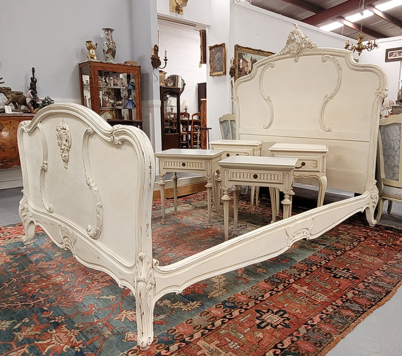 French Louis 15th Style French queen size bed and rails with custom made slats in distressed chalk painted finish. It has been sourced from France and is in good original detailed condition.