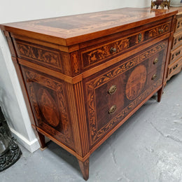 Neo Classical Style Italian superbly inlaid chest of drawers / Commode. In very good original detailed condition. Circa 1950's.