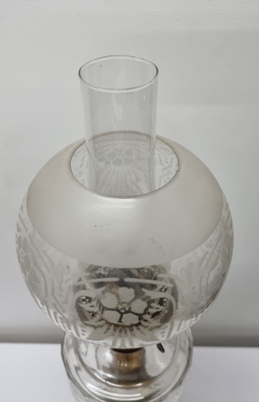 Great original condition Victorian brass banquet lamp with original shade. Please view photos as they form part of the description.