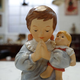 This is a gorgeous Goebel figurine of a little girl praying with her doll. Standing at 11 cm tall and in good original condition.