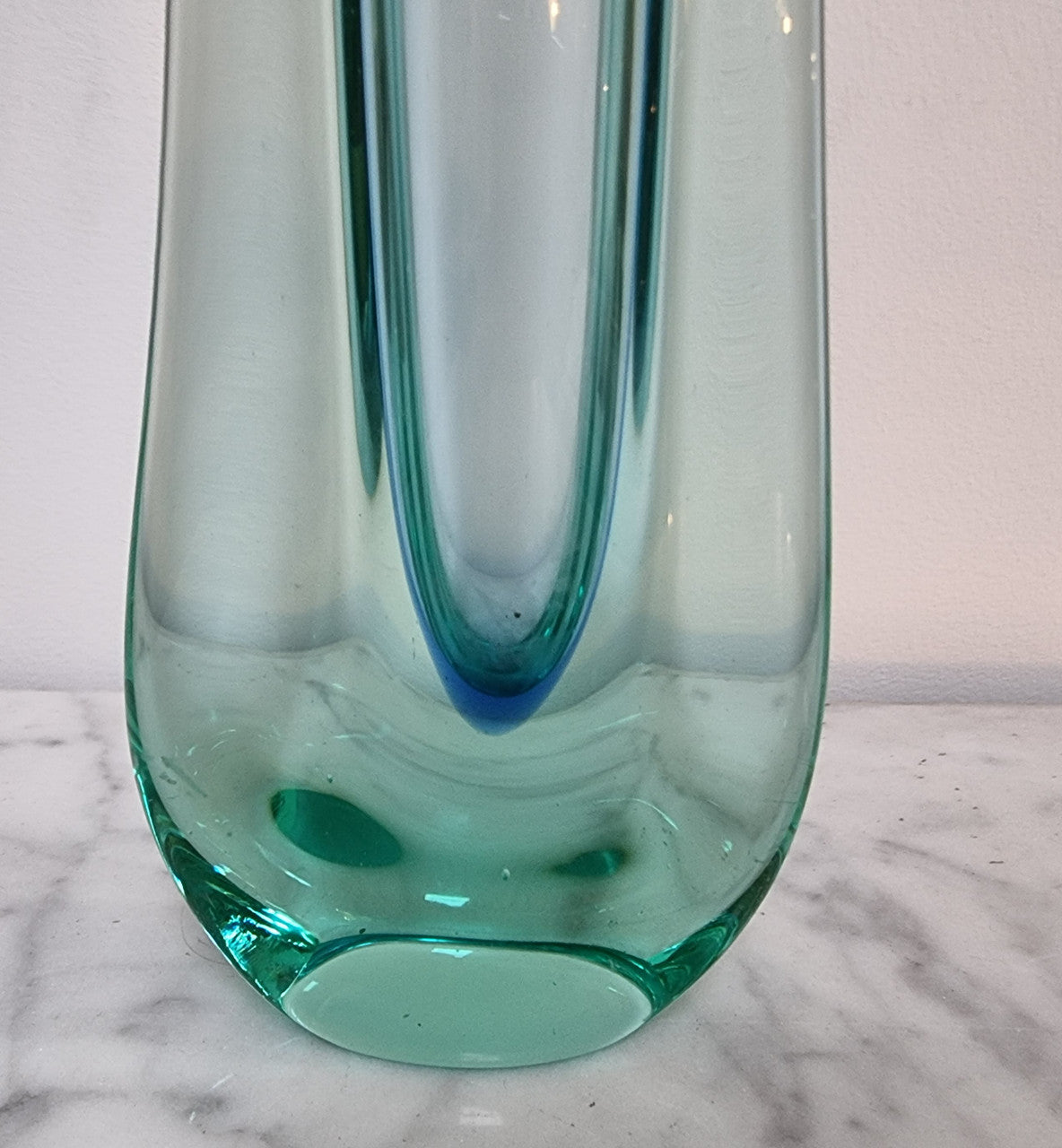 Beautiful green Murano style glass vase, it is in good original condition with no chips or cracks. Please view photos as they help form part of the description.