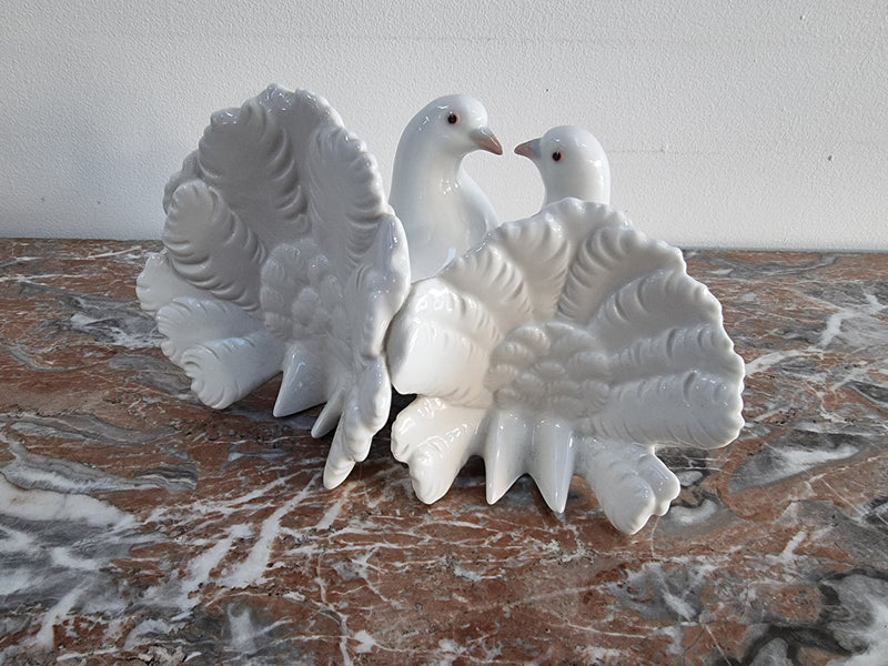 Delightful Vintage pair of “Lladro” porcelain figurine Doves. In good condition please view photos as they help form part of the description.