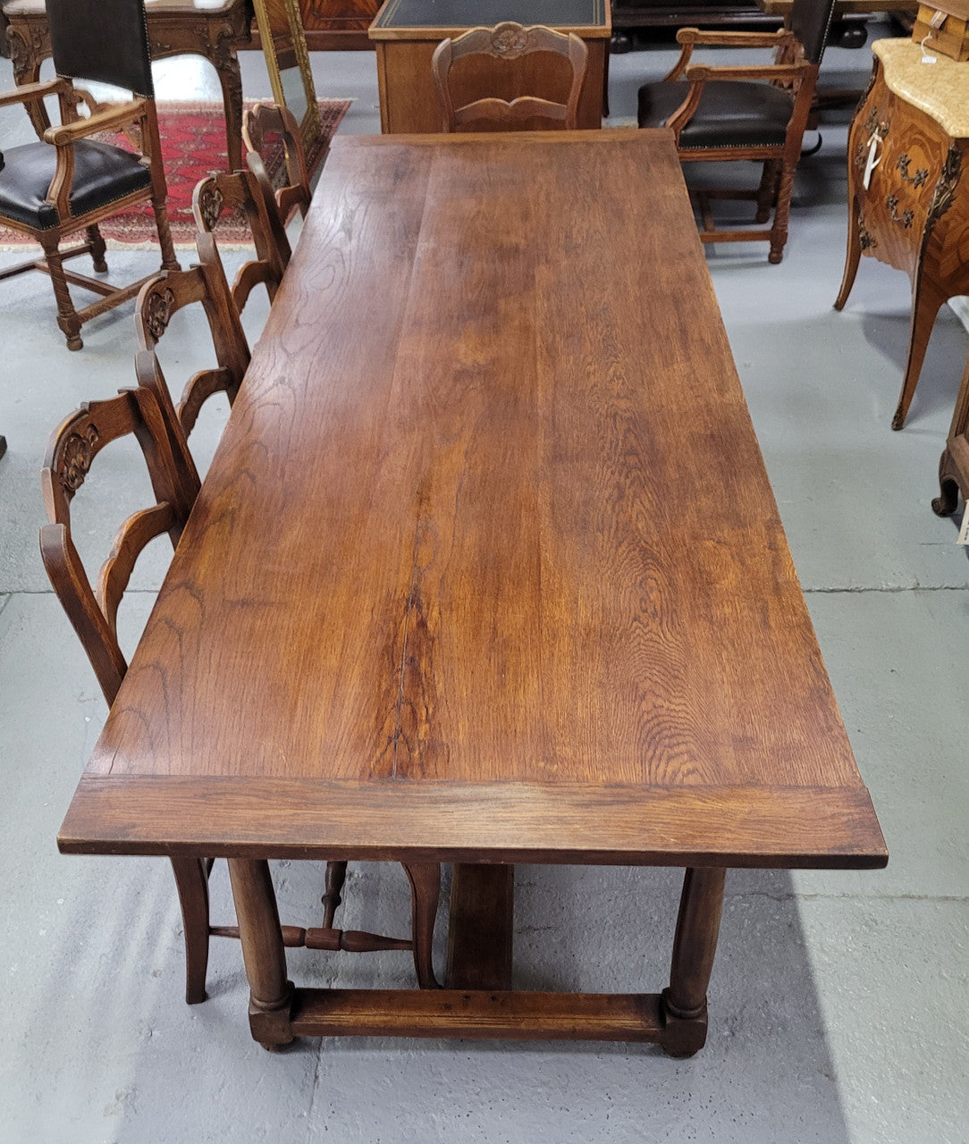 French oak pedestal farmhouse style dining table, sourced from France and in good original detailed conditions. Please see pictures to form part of the description.