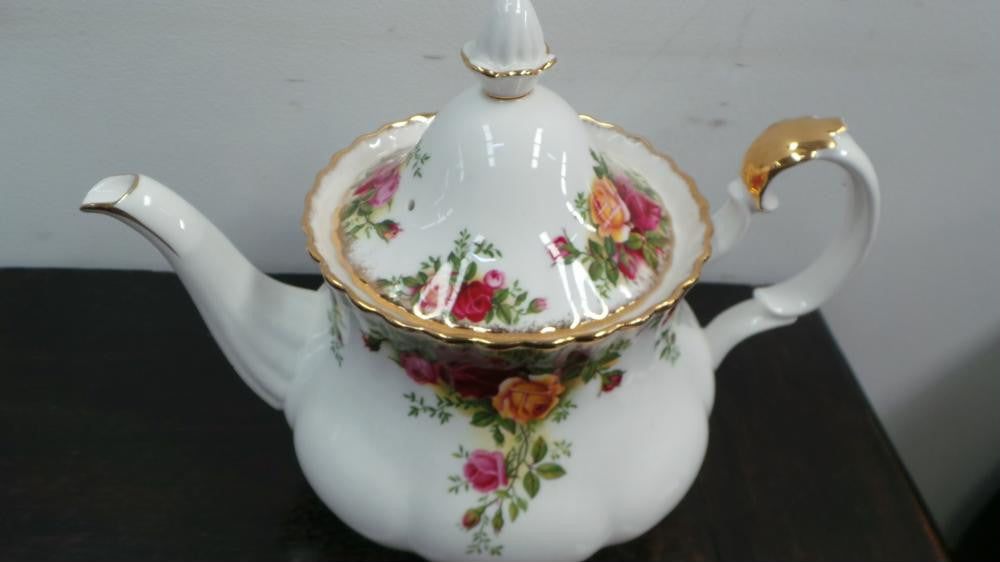 Royal Albert Country Roses Tea Pot | Antique & Vintage | Moonee Ponds Antiques | Australia Wide Delivery