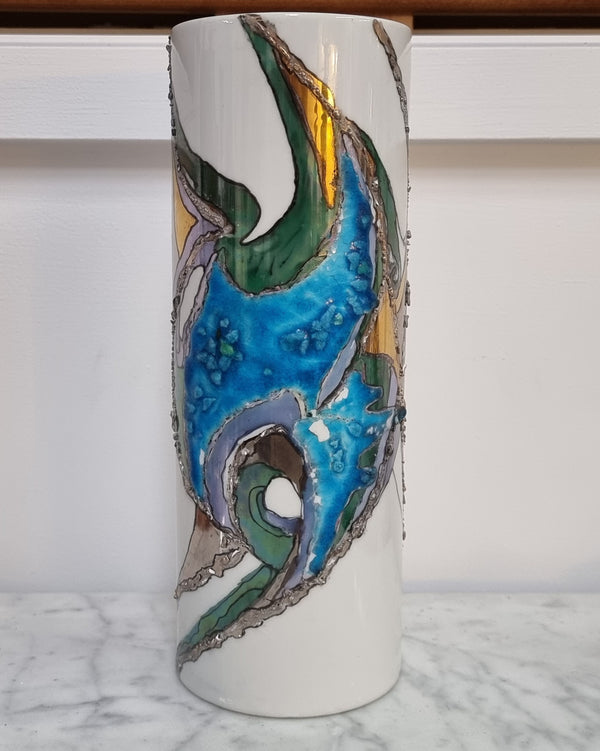 Beautiful decorative modern Mid Century signed vase. It is in good original condition, please view photos as they help form part of the description.