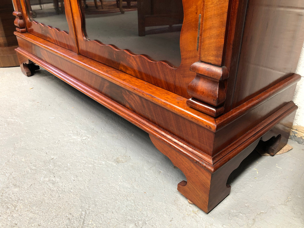 Beautiful Victorian flame Mahogany bookcase/display cabinet. It has four adjustable shelves and is in good original detailed condition.