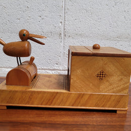 Vintage walnut pecking bird novelty dispenser, in good original condition. Please see photos as it forms part of the description.