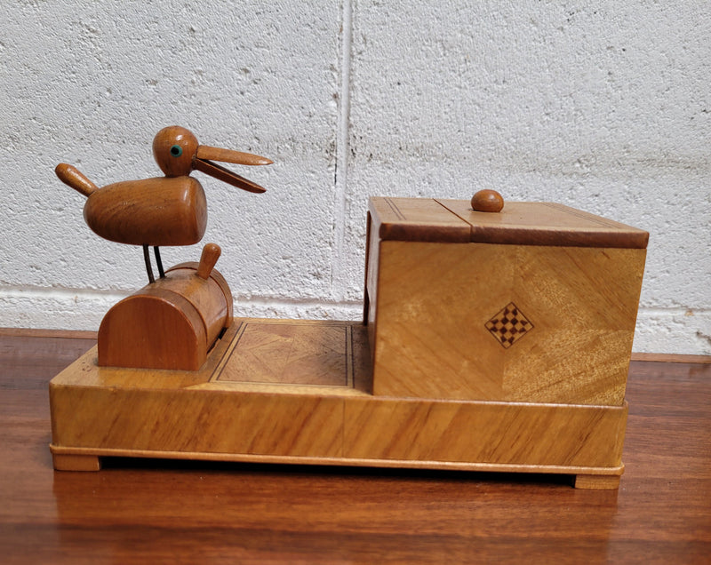 Vintage walnut pecking bird novelty dispenser, in good original condition. Please see photos as it forms part of the description.