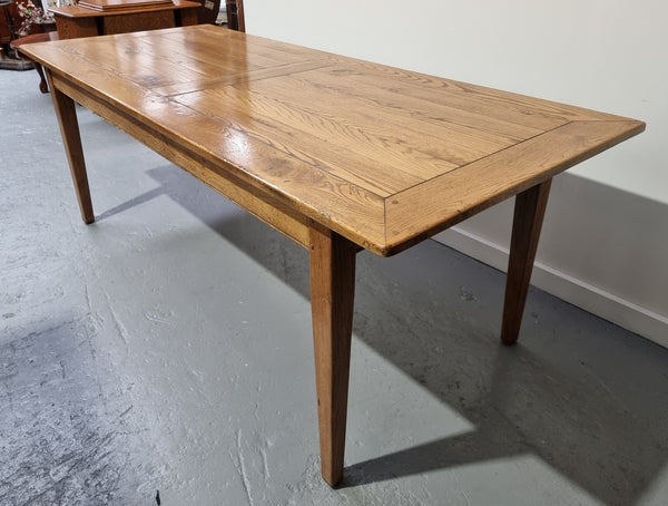 Fabulous Bespoke custom made Antique style American Oak Farmhouse Table. Made from reclaimed American Oak and is good original detailed condition.