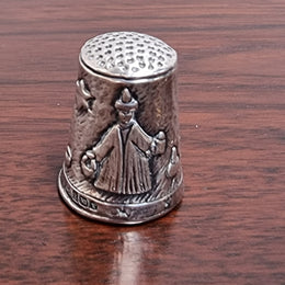 Sterling silver boxed thimble from the Heritage Collection “Three Kings”. Birmingham 1991.