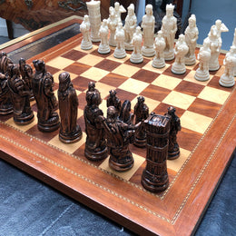 Lovely vintage chess set of handcrafted Takaka chess pieces from Crisan Craft in good condition, made in New Zealand.Chess board not included.