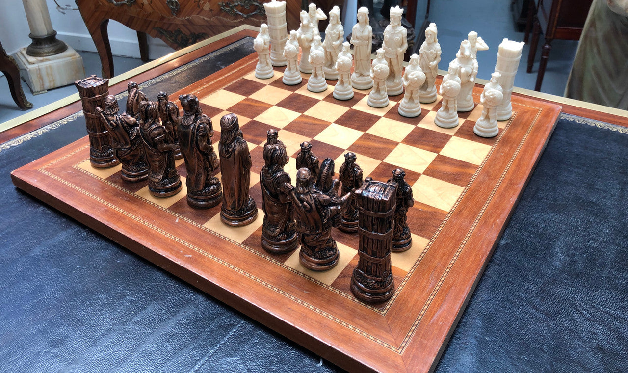 Lovely vintage chess set of handcrafted Takaka chess pieces from Crisan Craft in good condition, made in New Zealand.Chess board not included.