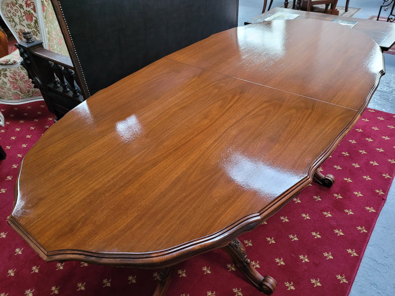 Antique Victorian style oval dining table. Table is good original detailed condition table can extend but doesn't have leaves.