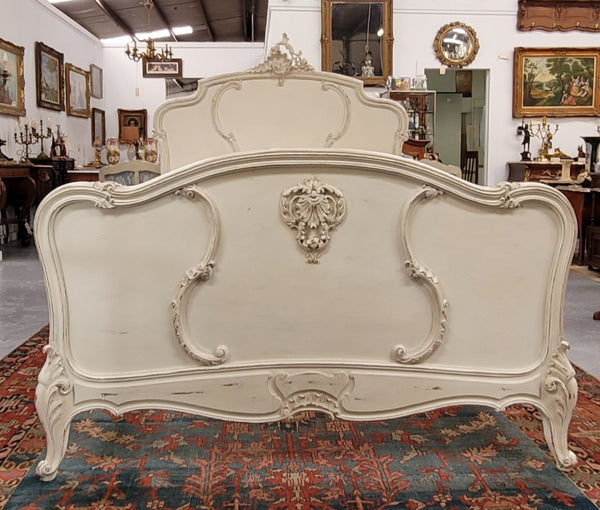 French Louis 15th Style French queen size bed and rails with custom made slats in distressed chalk painted finish. It has been sourced from France and is in good original detailed condition.