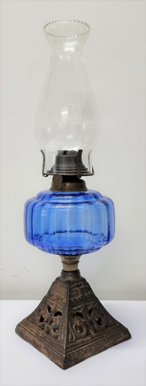 Stunning late Victorian blue bowl and cast iron base kero lamp. In good original condition. Please view photos as they form part of the description.