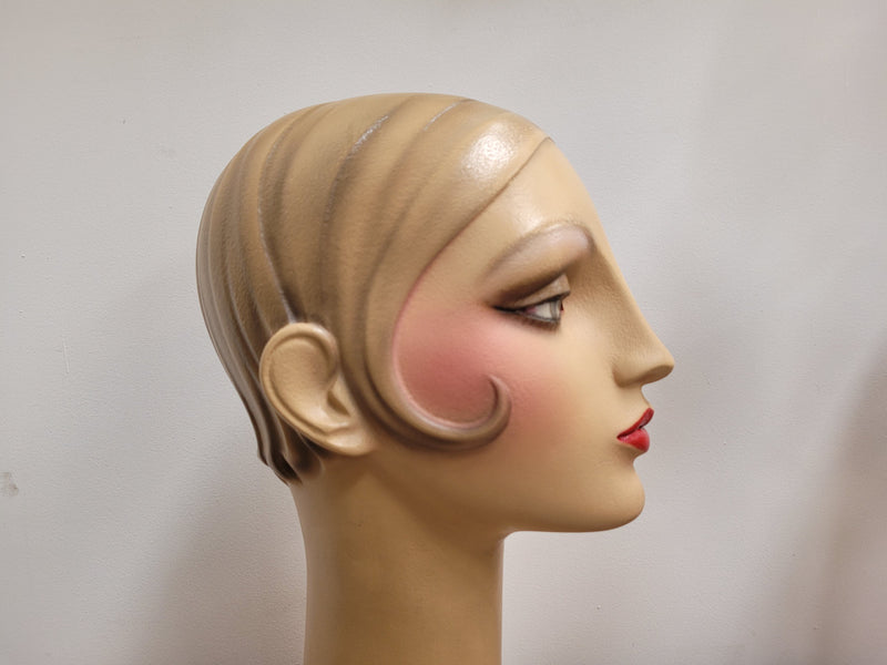 Elegant Vintage deco style mannequin head and shoulders in very good condition.