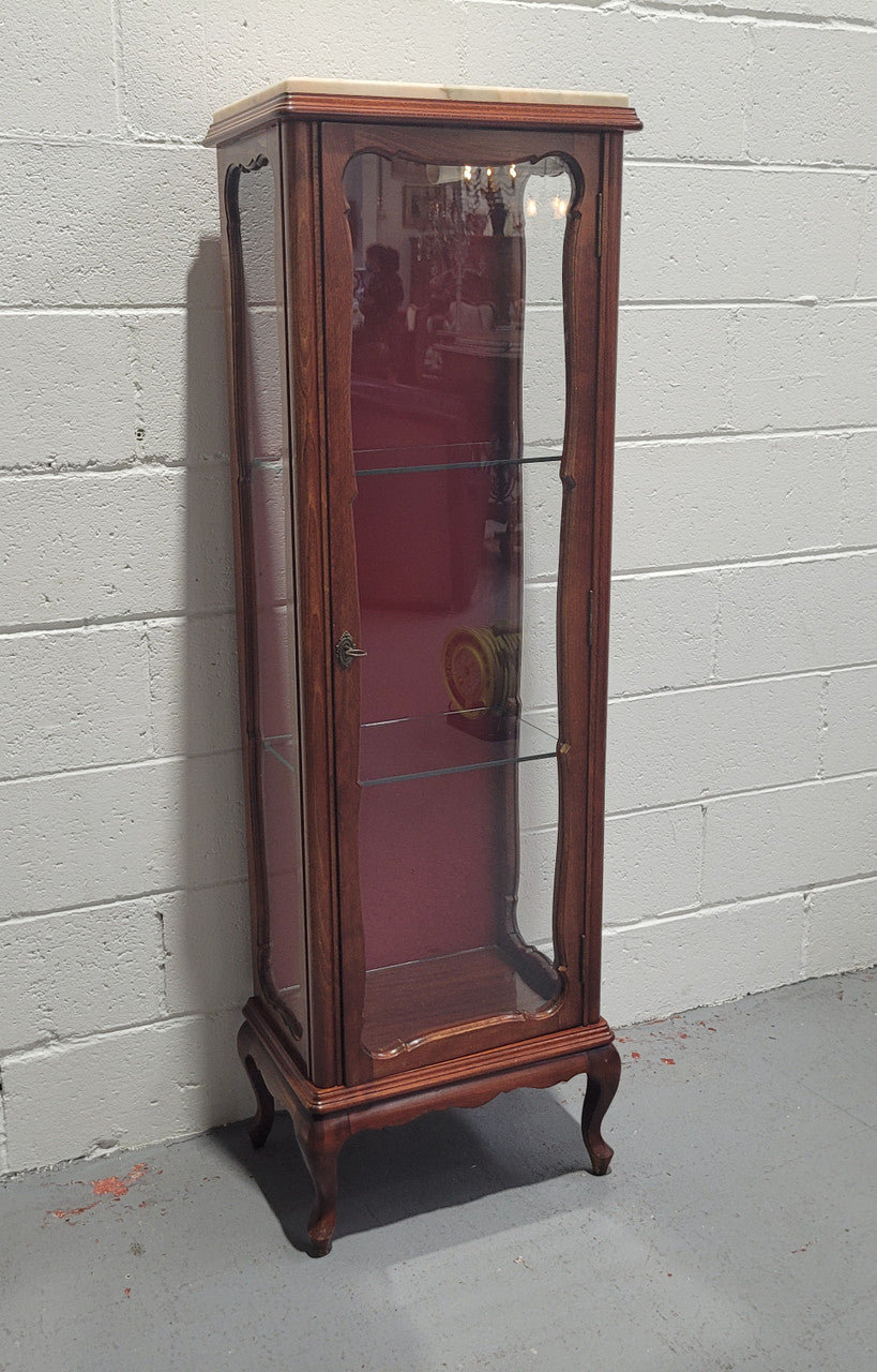French Louis XV style compact display cabinet with marble top. It is of pleasing proportions with a lovely maroon fabric back and two glass shelves. In good original detailed condition.