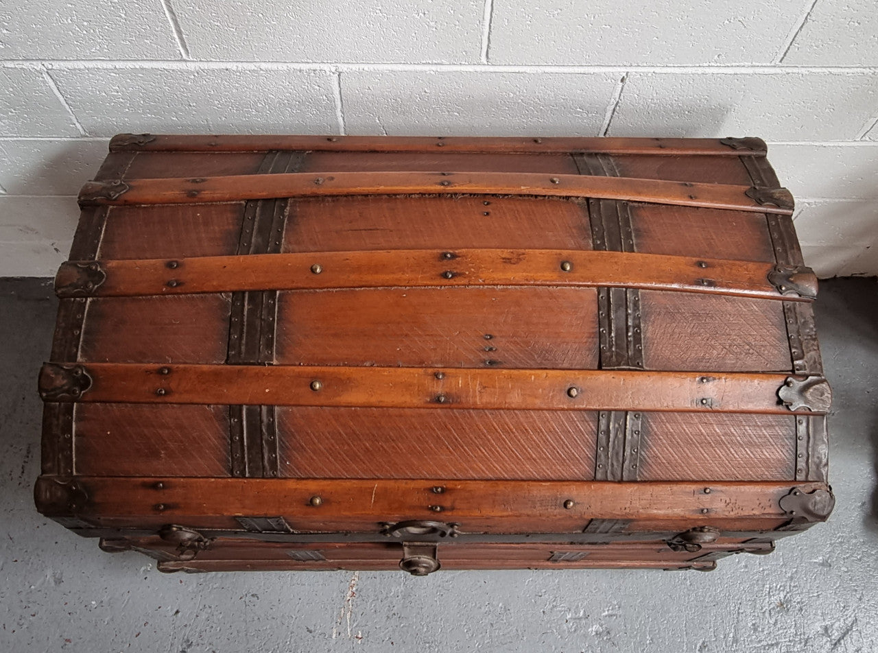 Late Victorian Saratoga dome top travelling trunk. It is in good detailed condition. Please see photos as it forms part of the description.