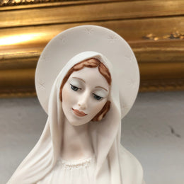 Vintage Giuseppe Armani figurine 0803F. “Madonna of Medjugorje”.

New in Original Packaging.