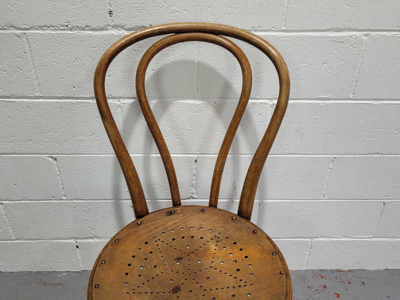 Lovely Antique bentwood chair with gorgeous star decoration. In good original conditions.