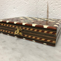 Vintage inlaid folded chess board box with pieces inside. In good clean original condition.