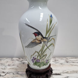 Vintage Meadowland Bird, Franklin Mint Base. 1980 Limited Edition trimmed with 24 ct. gold. Comes with Certificate and oriental stand. In good original condition, please view photos as they help form part of the description.