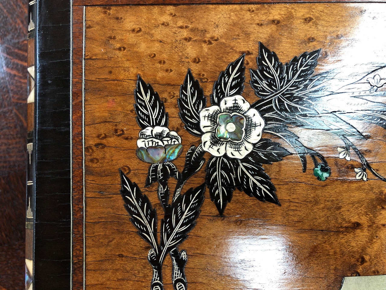 Superb Victorian Inlaid Walnut & Amboyna Jewellery Box. Also has mother of peral and metal, once opened it has a mirror on the lid. It also comes with a key to lock the box, it is in very good original condition.