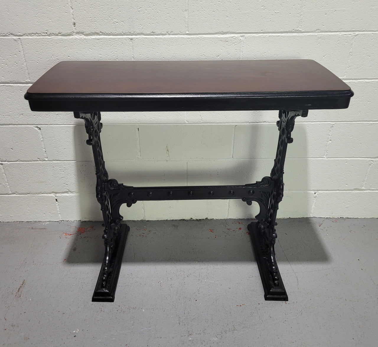 Late Victorian English Mahogany and cast iron base pub table. The foundry maker name is on the base and it is in good original detailed condition.