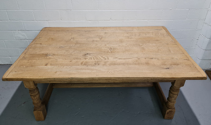 French country style bleached Oak farmhouse table. With nicely turned legs and is in good original condition.