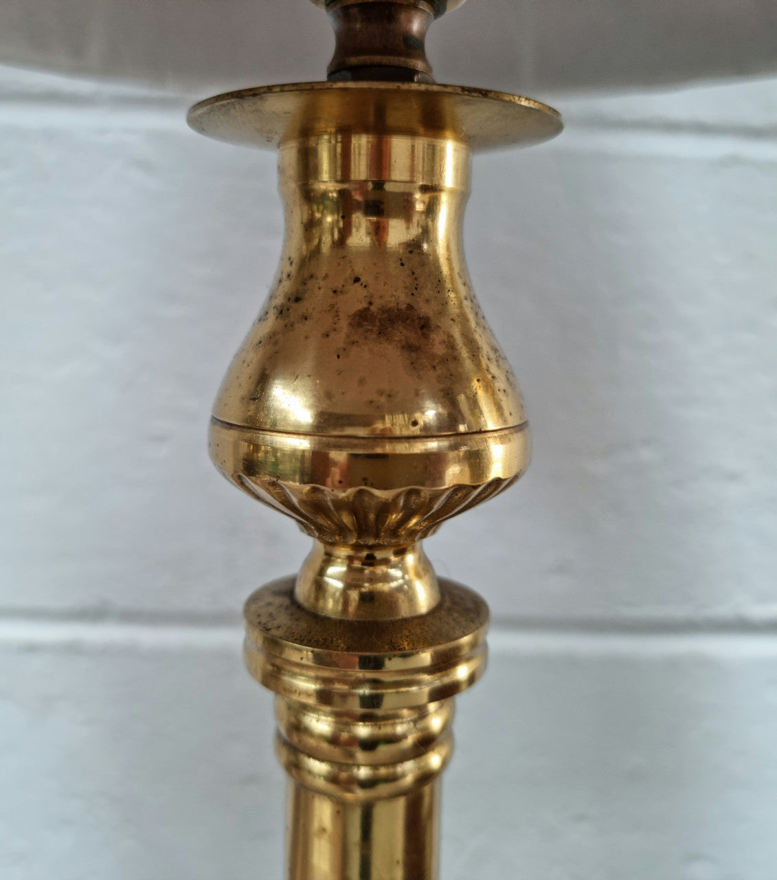 Lovely Vintage marble and brass table lamp, it is in good original working condition.