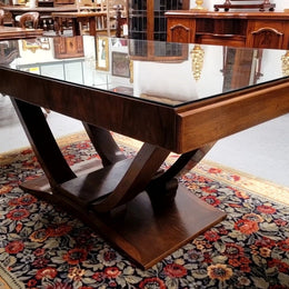 French Art Deco Figured Walnut dining table and six chairs. This stylish table also comes with a glass top and can be used with or without it. The chairs are very comfortable and the table can also fit another two chairs at either end making it a 6-8 seater. The table is in good original detailed condition with character marks to the top of table as shown in the pictures. This table and six chairs have been sourced locally.