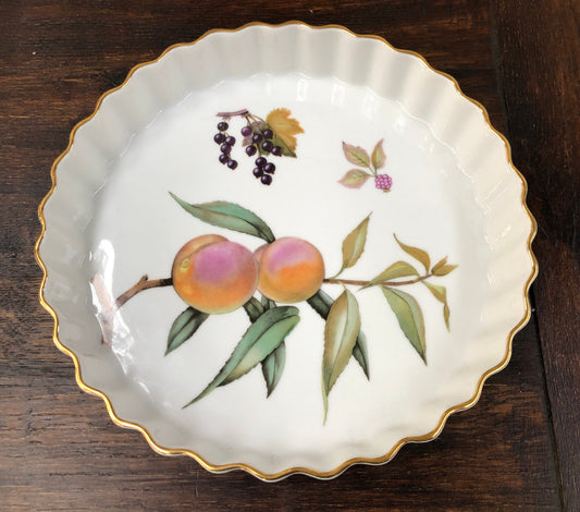 Royal Worcester "Evesham" porcelain gold trim quiche baking dish, 22cm in diameter. In good condition please view photos as they form part of the description.