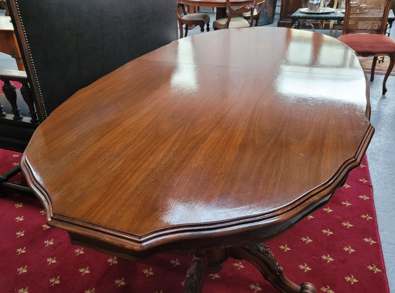 Antique Victorian style oval dining table. Table is good original detailed condition table can extend but doesn't have leaves.