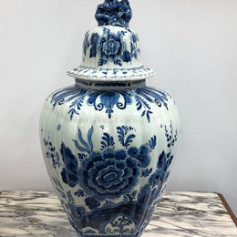 Stunning Dutch Delftware lidded vase