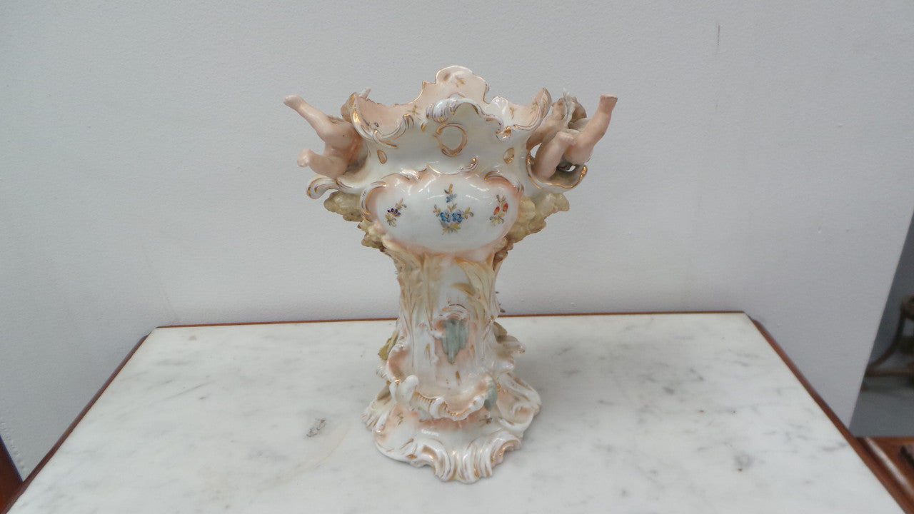 A very Beautiful Sitzendorf Cherub Vase with amazing details in very good condition.