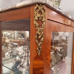 Beautiful French walnut inlaid vitrine with a lovely marquetry design and ormolu mounts. Has a beautiful coloured marble top and two glass shelves. In good original condition.