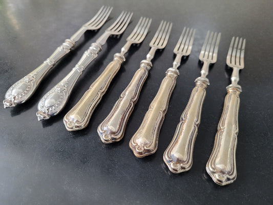Mixed Set of cutlery with (800) continental silver handles, 13 pieces in total. in good original condition please view photos as they help form part of the description.