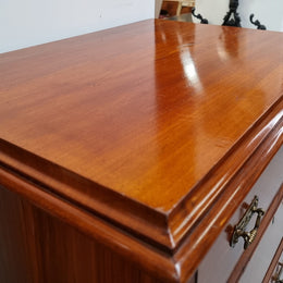 Lovely Antique English walnut tallboy/ chest of drawers. There are five drawers which all differ in sizes and have lovely hardware. It is in good original detailed condition.