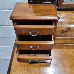 An elegant Victorian Figured Walnut dressing table with tilit mirror and a stunning fine Firgured Walnut serpentine shaped front. It has been sourced locally and is in good original detailed condition.