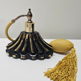 Attractive vintage Art Deco style black glass with gold trim perfume bottle with atomiser. In good working condition.  Please see photos as they form part of the description.