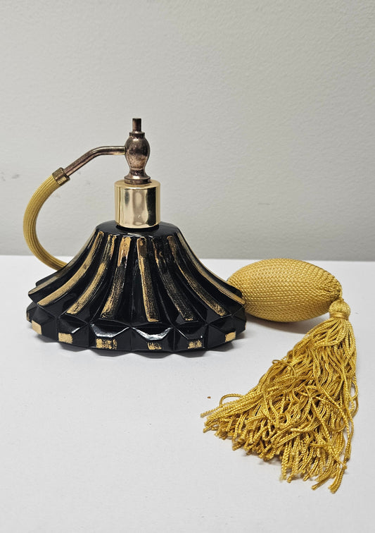 Attractive vintage Art Deco style black glass with gold trim perfume bottle with atomiser. In good working condition.  Please see photos as they form part of the description.