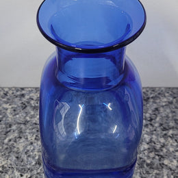 "Bertil Vallien" Kosta Boda blue vase. Bertil Vallien is an internationally celebrated glass artist and designer in Sweden who has received numerous awards. The vase is in good condition with no chips or cracks, please view photos as they help form part of the description.