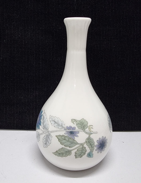 Lovely Wedgwood Clementine bone china vase with a floral design. In good original condition. Please view photos as they help form part of the description.